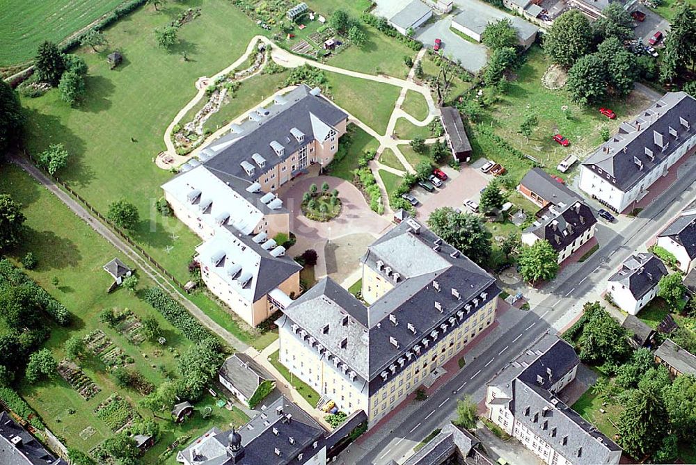 Ebersdorf / Thüringen von oben - Ebersdorf / Thüringen Blick auf das Altenpflegeheim neben dem Kinderheim Sonnenschein (Adresse: Kinderheim Sonnenschein Lobensteiner Str