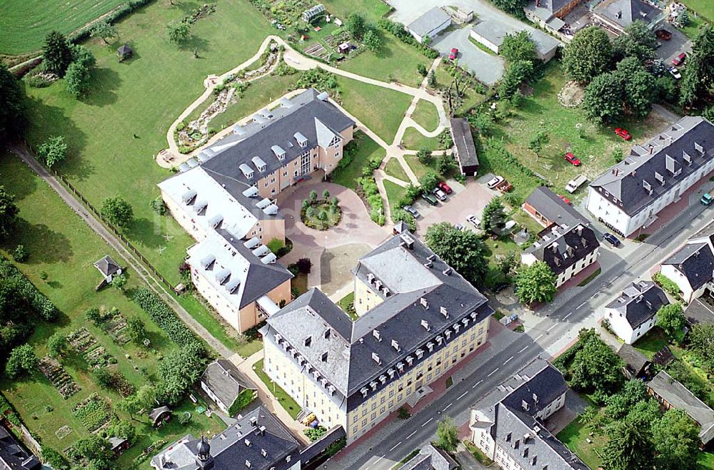 Ebersdorf / Thüringen aus der Vogelperspektive: Ebersdorf / Thüringen Blick auf das Altenpflegeheim neben dem Kinderheim Sonnenschein (Adresse: Kinderheim Sonnenschein Lobensteiner Str