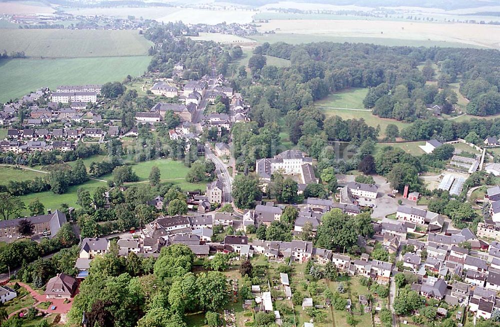 Luftaufnahme Ebersdorf / Thüringen - Ebersdorf / Thüringen Blick auf die Stadt Ebersdorf in Thüringen, in der das Kinderheim Sonnenschein und das Altenpflegeheim stehen