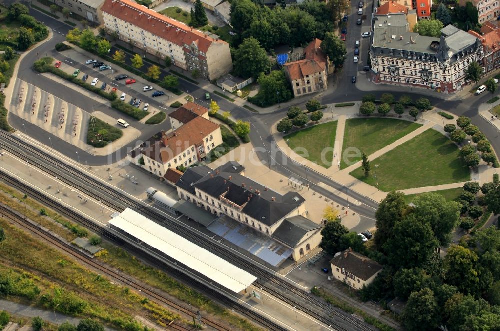 Luftaufnahme Mühlhausen - Eckhaus am Bahnhofsplatz mit Bahnhof in Mühlhausen in Thüringen