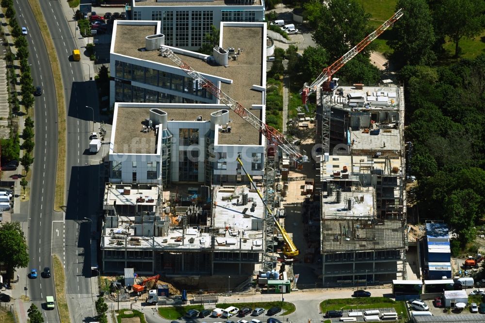 Schönefeld aus der Vogelperspektive: Eckhaus- Baustelle zum Neubau eines Wohn- und Geschäftshauses BB Business Hub in Schönefeld im Bundesland Brandenburg, Deutschland