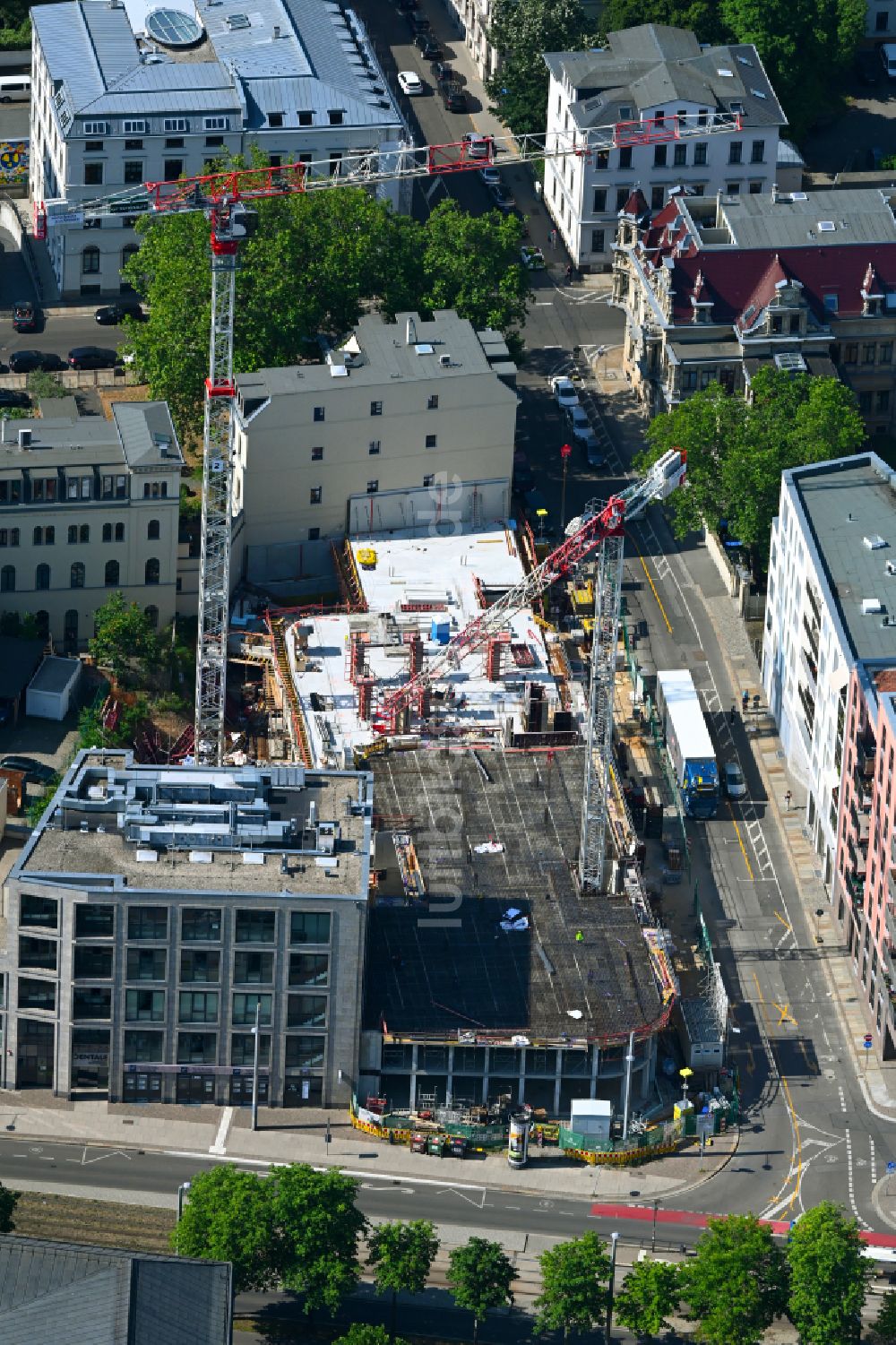 Luftaufnahme Leipzig - Eckhaus- Baustelle zum Neubau eines Wohn- und Geschäftshauses Johannisplatz in Leipzig im Bundesland Sachsen, Deutschland