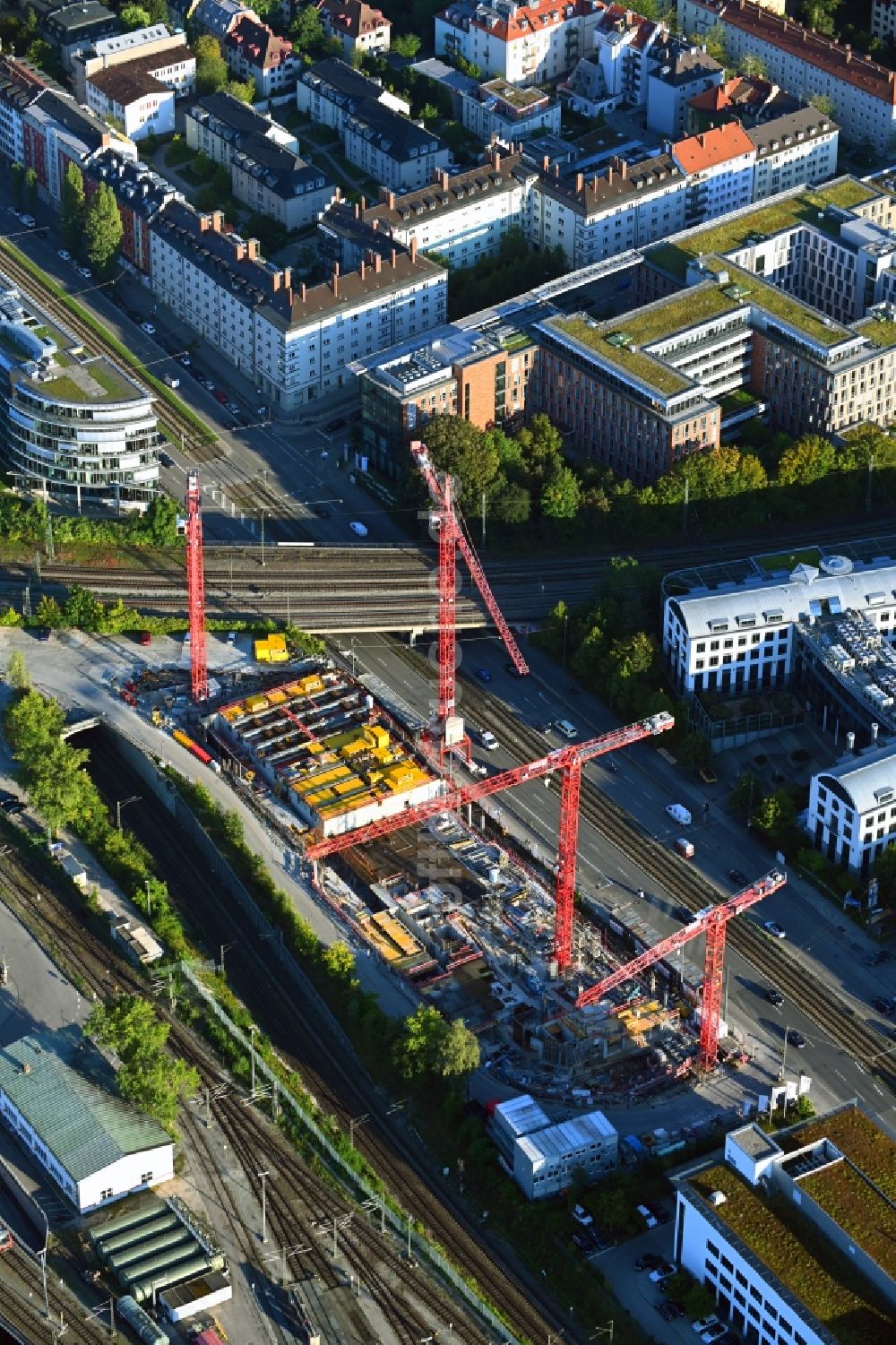 München von oben - Eckhaus- Baustelle zum Neubau eines Wohn- und Geschäftshauses im Ortsteil Laim in München im Bundesland Bayern, Deutschland