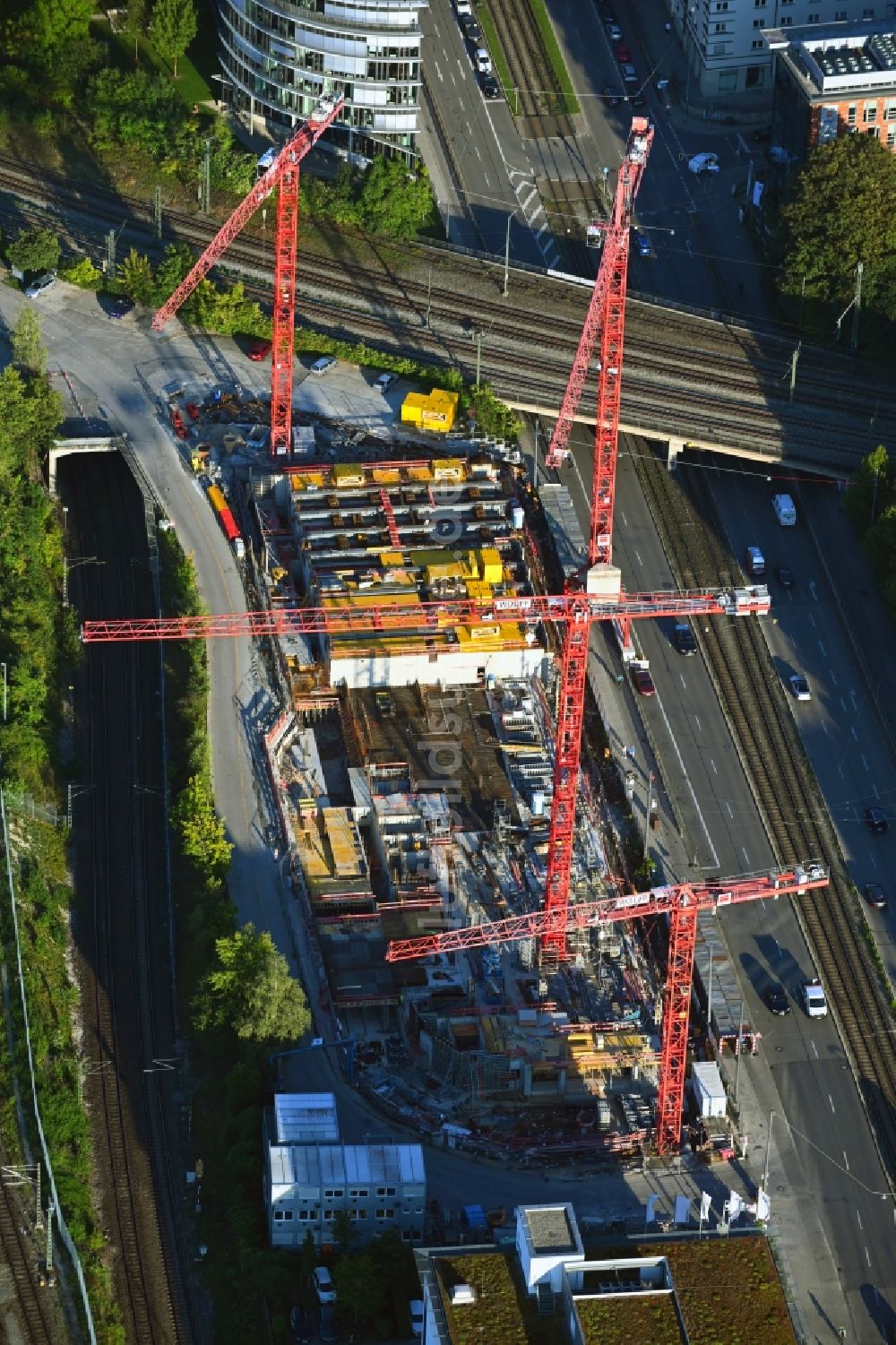 München aus der Vogelperspektive: Eckhaus- Baustelle zum Neubau eines Wohn- und Geschäftshauses im Ortsteil Laim in München im Bundesland Bayern, Deutschland