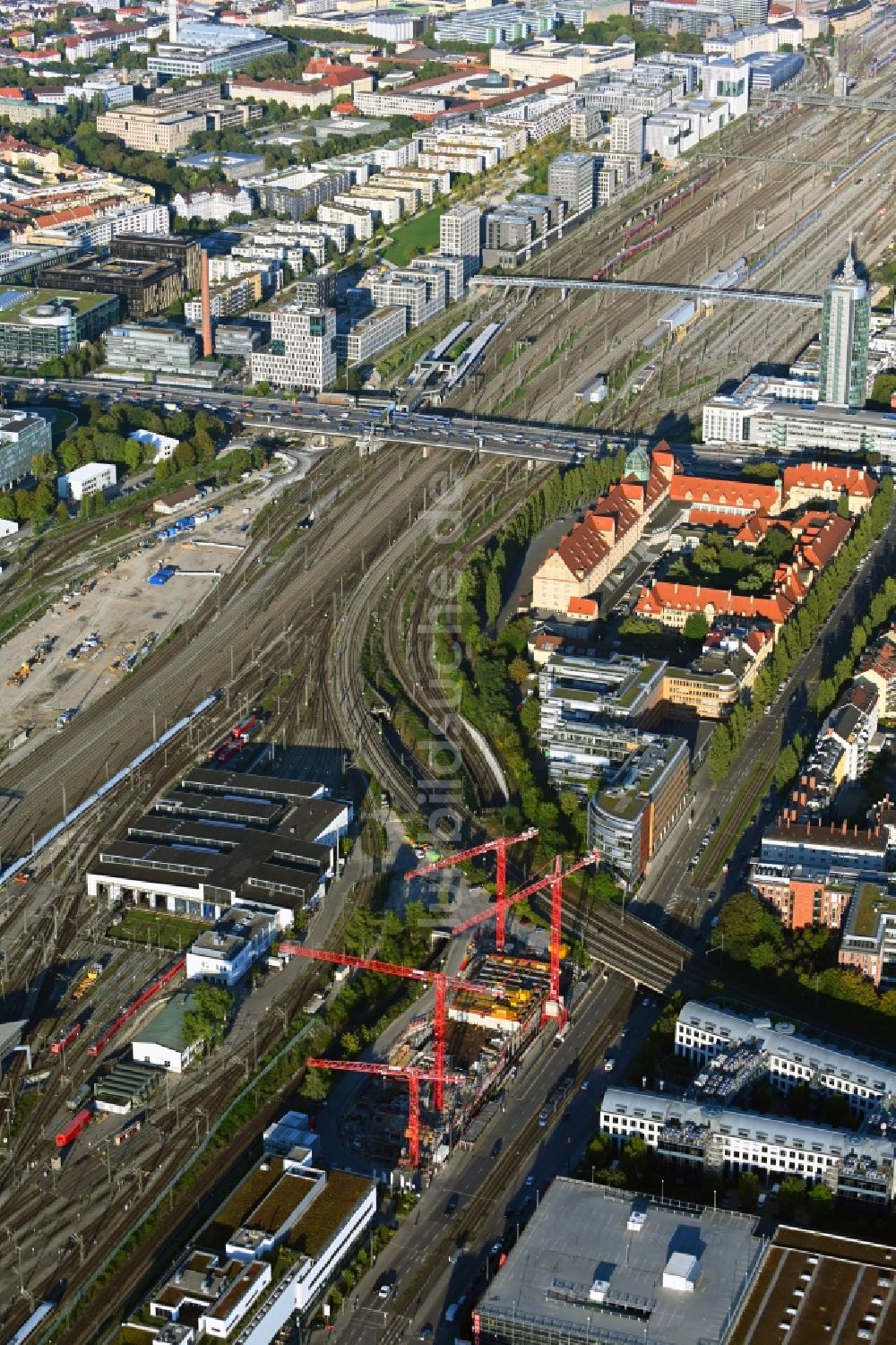 Luftaufnahme München - Eckhaus- Baustelle zum Neubau eines Wohn- und Geschäftshauses im Ortsteil Laim in München im Bundesland Bayern, Deutschland