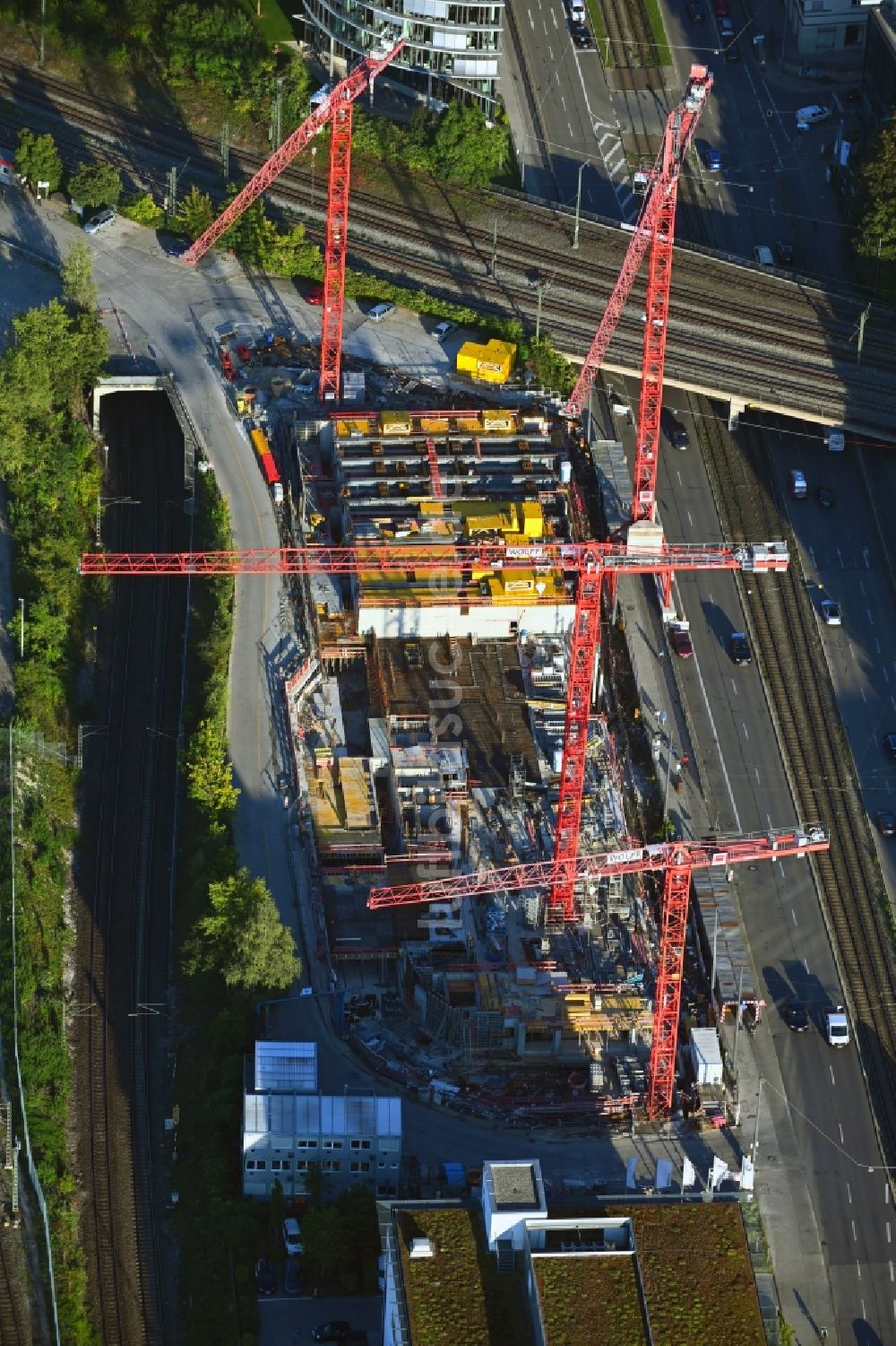 München von oben - Eckhaus- Baustelle zum Neubau eines Wohn- und Geschäftshauses im Ortsteil Laim in München im Bundesland Bayern, Deutschland