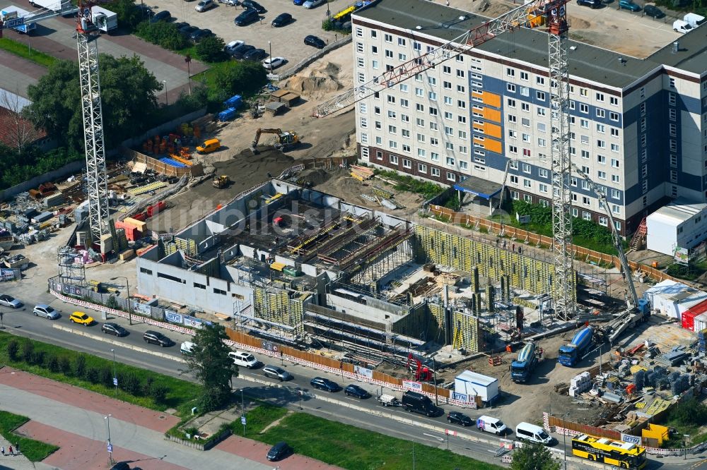 Berlin von oben - Eckhaus- Baustelle zum Neubau eines Wohn- und Geschäftshauses im Ortsteil Marzahn in Berlin, Deutschland