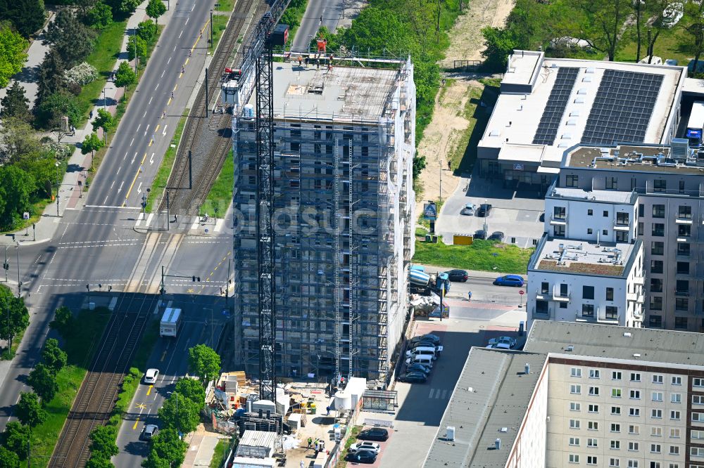 Luftaufnahme Berlin - Eckhaus- Baustelle zum Neubau eines Wohn- und Geschäftshauses im Ortsteil Marzahn in Berlin, Deutschland