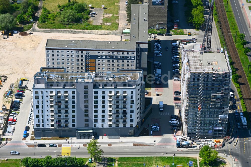 Berlin aus der Vogelperspektive: Eckhaus- Baustelle zum Neubau eines Wohn- und Geschäftshauses im Ortsteil Marzahn in Berlin, Deutschland