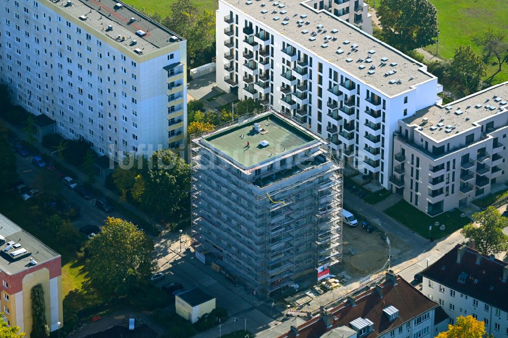 Berlin aus der Vogelperspektive: Eckhaus- Baustelle zum Neubau eines Wohn- und Geschäftshauses im Ortsteil Pankow in Berlin, Deutschland