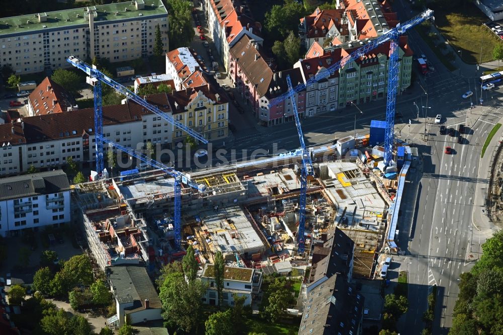 Luftaufnahme München - Eckhaus- Baustelle zum Neubau eines Wohn- und Geschäftshauses PLAZA Pasing im Ortsteil Pasing-Obermenzing in München im Bundesland Bayern, Deutschland