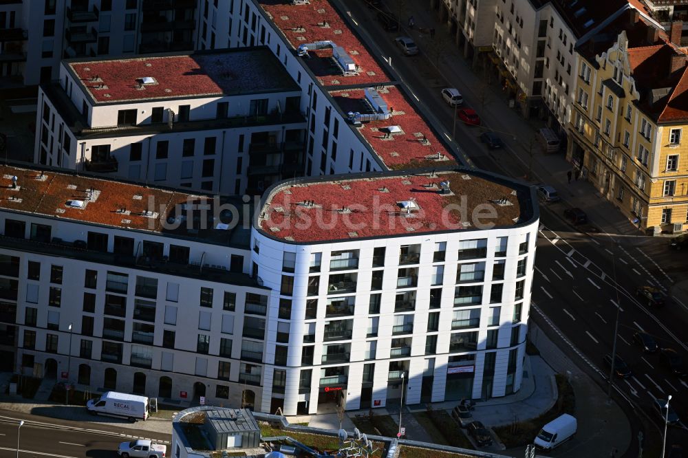 Luftaufnahme München - Eckhaus- Baustelle zum Neubau eines Wohn- und Geschäftshauses PLAZA Pasing im Ortsteil Pasing-Obermenzing in München im Bundesland Bayern, Deutschland