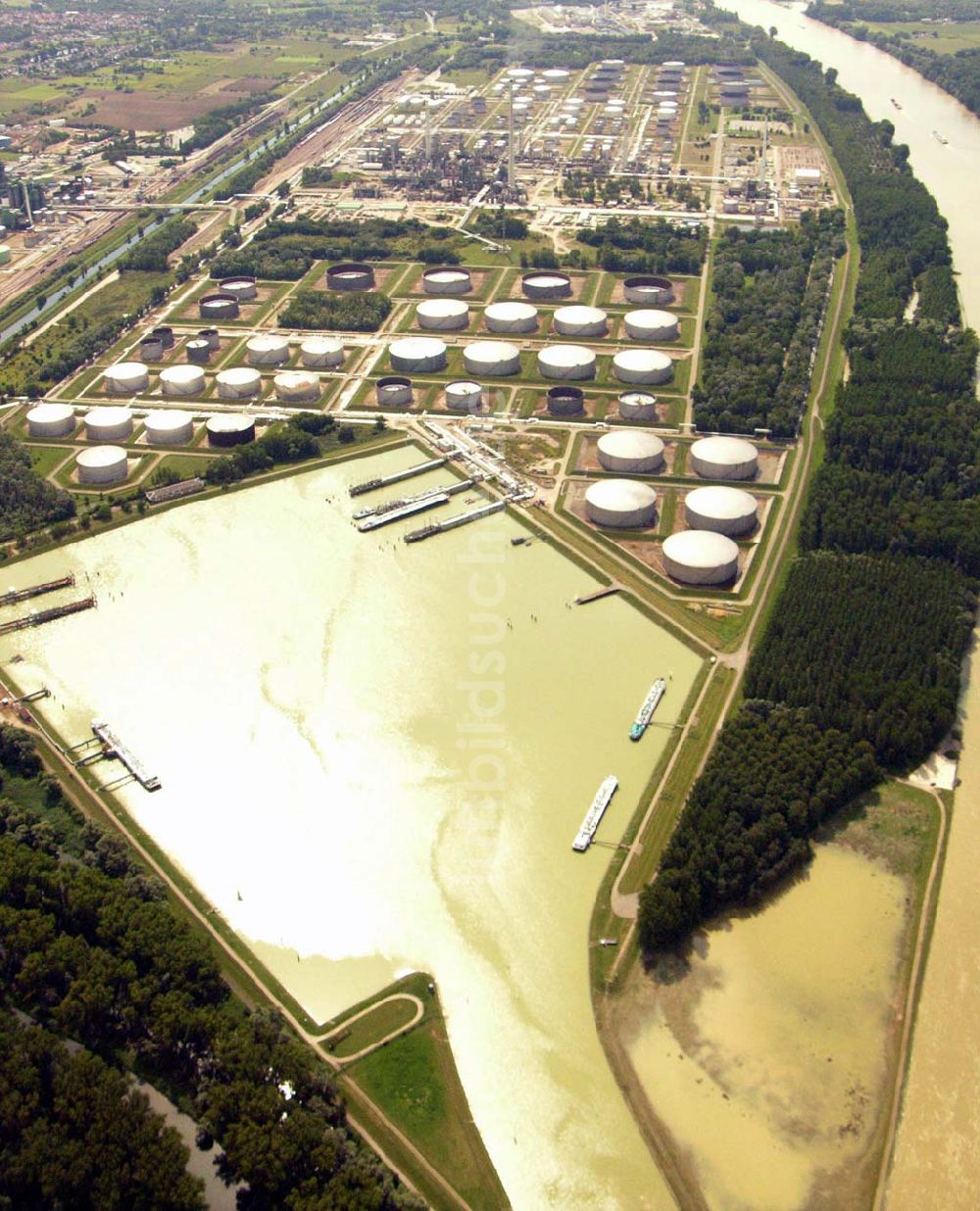 Luftaufnahme Eggenstein-Leopoldshafen - Eggenstein-Leopoldshafen; Der Ölhafen bei Neureut dient der Verladung von Ölprodukten (auch gasförmigen) aus der Raffinerie auf Tankschiffe