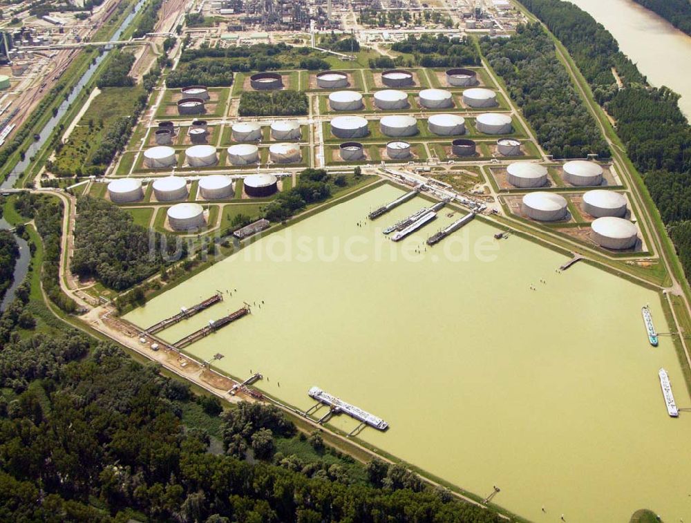 Eggenstein-Leopoldshafen aus der Vogelperspektive: Eggenstein-Leopoldshafen; Der Ölhafen bei Neureut dient der Verladung von Ölprodukten (auch gasförmigen) aus der Raffinerie auf Tankschiffe