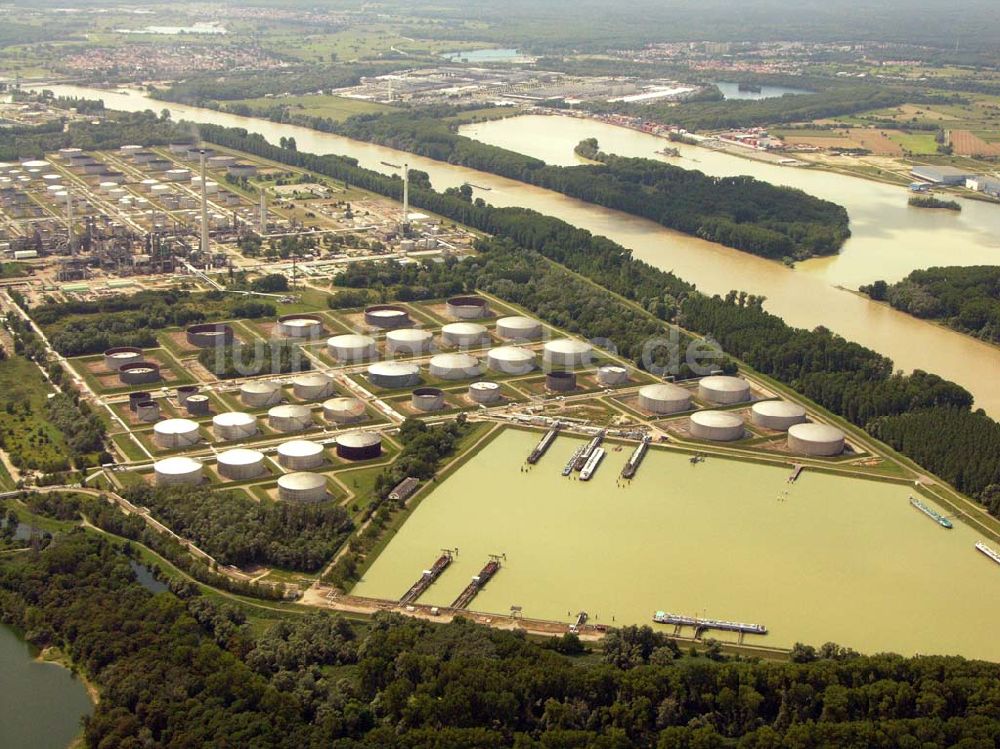 Luftaufnahme Eggenstein-Leopoldshafen - Eggenstein-Leopoldshafen; Der Ölhafen bei Neureut dient der Verladung von Ölprodukten (auch gasförmigen) aus der Raffinerie auf Tankschiffe