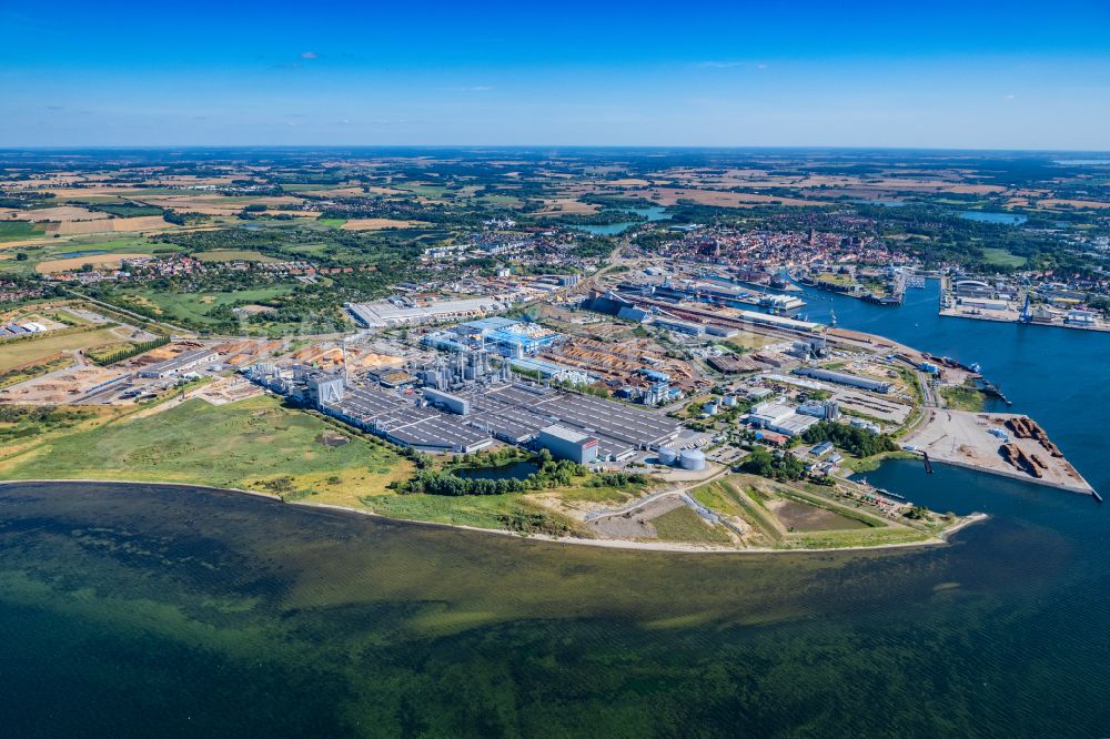 Hansestadt Wismar aus der Vogelperspektive: Egger Holzwerkstoffe Wismar GmbH & Co. KG und IIim Nordic Timber GmbH & Co. KG in Wismar im Bundesland Mecklenburg-Vorpommern, Deutschland