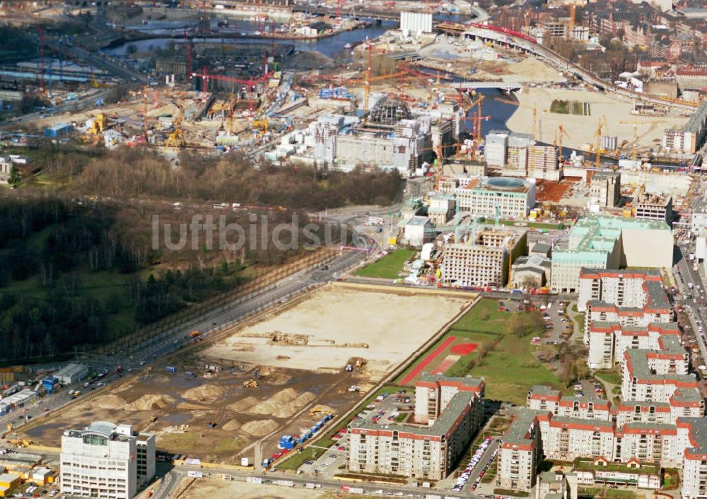 Berlin aus der Vogelperspektive: Ehem. Grenzstreifen und Wohngebiet Wilhelmstraße in Berlin-Mitte.