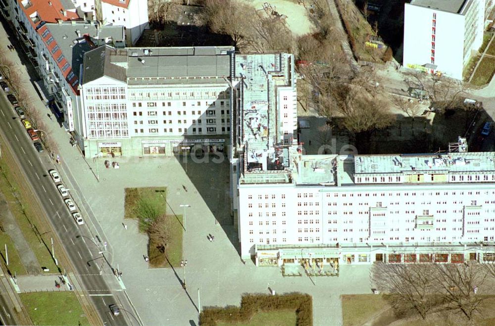 Berlin-Friedrichshain von oben - Ehem: Haus des Kindes, Gebrauchtwarenkaufhaus am Strausberger Platz / Frankfurter Allee in Berlin-Friedrichshain