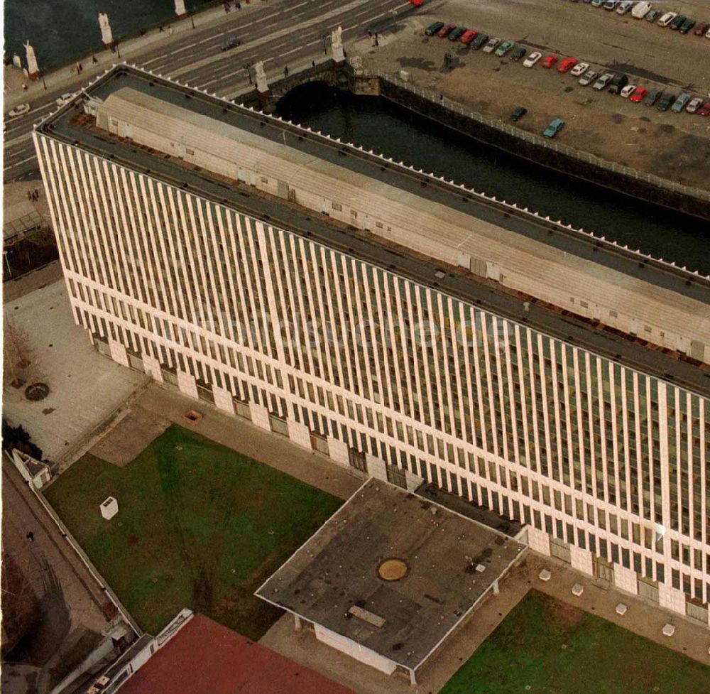 Berlin aus der Vogelperspektive: Ehemalieges Gebäude des Ausenministerium der DDR am Marx - Engels Platz Berlin Mitte 02.1995