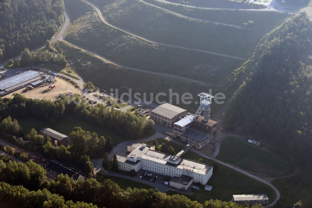 Hartenstein von oben - Ehemalige Bergbau- Förderturm am stillgelegten Schacht 371 der SDAG Wismut im Poppenwald in der Gemeinde Hartenstein im Bundesland Sachsen