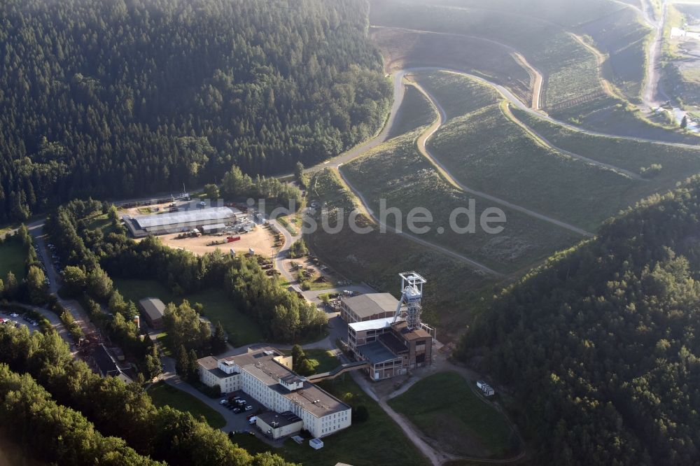 Luftbild Hartenstein - Ehemalige Bergbau- Förderturm am stillgelegten Schacht 371 der SDAG Wismut im Poppenwald in der Gemeinde Hartenstein im Bundesland Sachsen