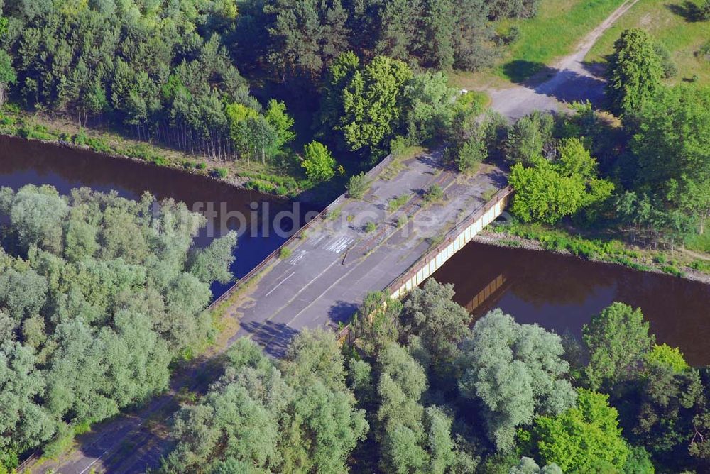 Kleinmachnow von oben - ehemalige DDR-Autobahnbrücke auf der früheren Transitstrecke über den Teltowkanal bei Keinmachnow