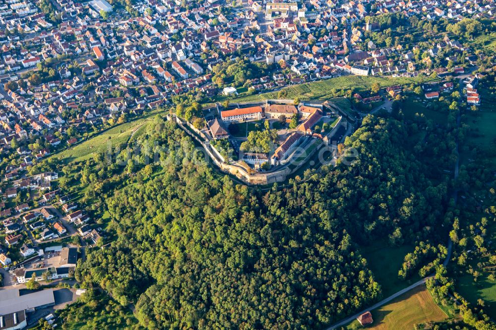 Asperg von oben - Ehemalige Festungsanlage heutiges Justizvollzugskrankenhaus Hohenasperg auf einem Weinberg in Asperg im Bundesland Baden-Württemberg, Deutschland