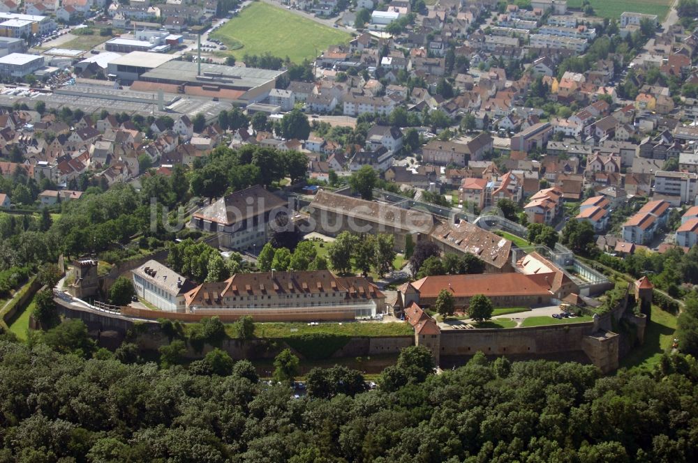 Luftbild Asperg - Ehemalige Festungsanlage heutiges Justizvollzugskrankenhaus Hohenasperg auf einem Weinberg in Asperg im Bundesland Baden-Württemberg, Deutschland