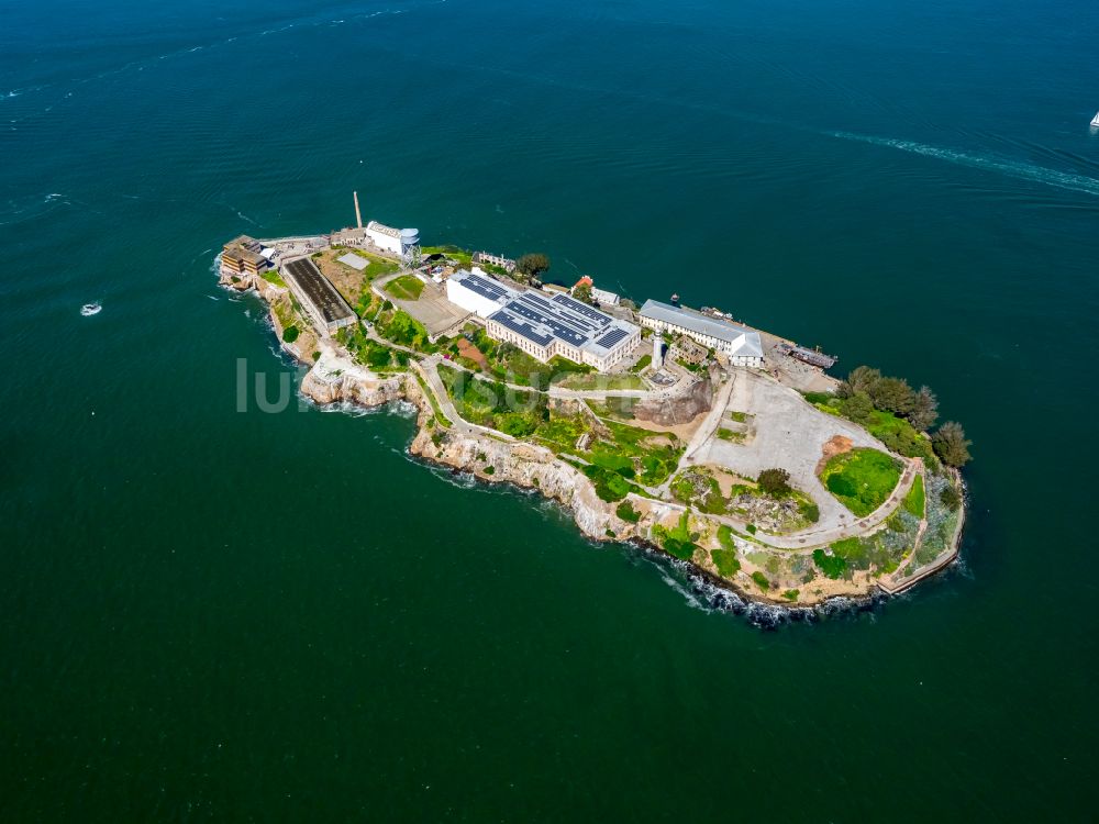 Luftaufnahme San Francisco - Ehemalige Justizvollzugsanstalt JVA Alcatraz Island in San Francisco in Kalifornien, USA