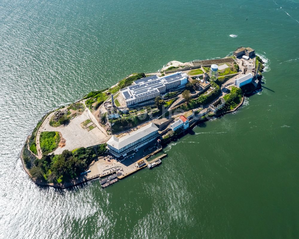 San Francisco aus der Vogelperspektive: Ehemalige Justizvollzugsanstalt JVA Alcatraz Island in San Francisco in Kalifornien, USA