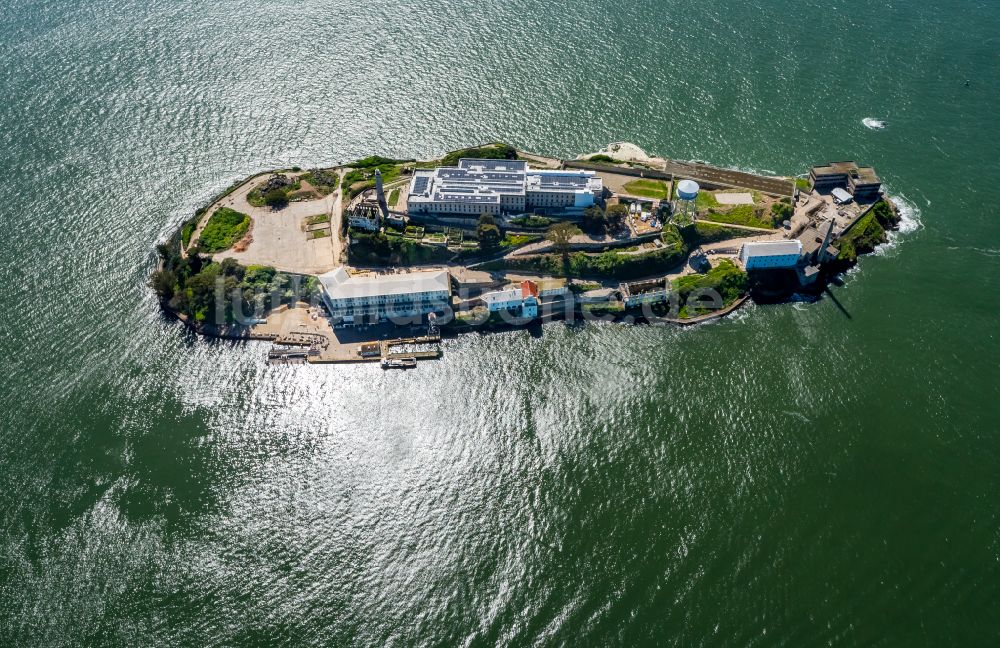 Luftbild San Francisco - Ehemalige Justizvollzugsanstalt JVA Alcatraz Island in San Francisco in Kalifornien, USA