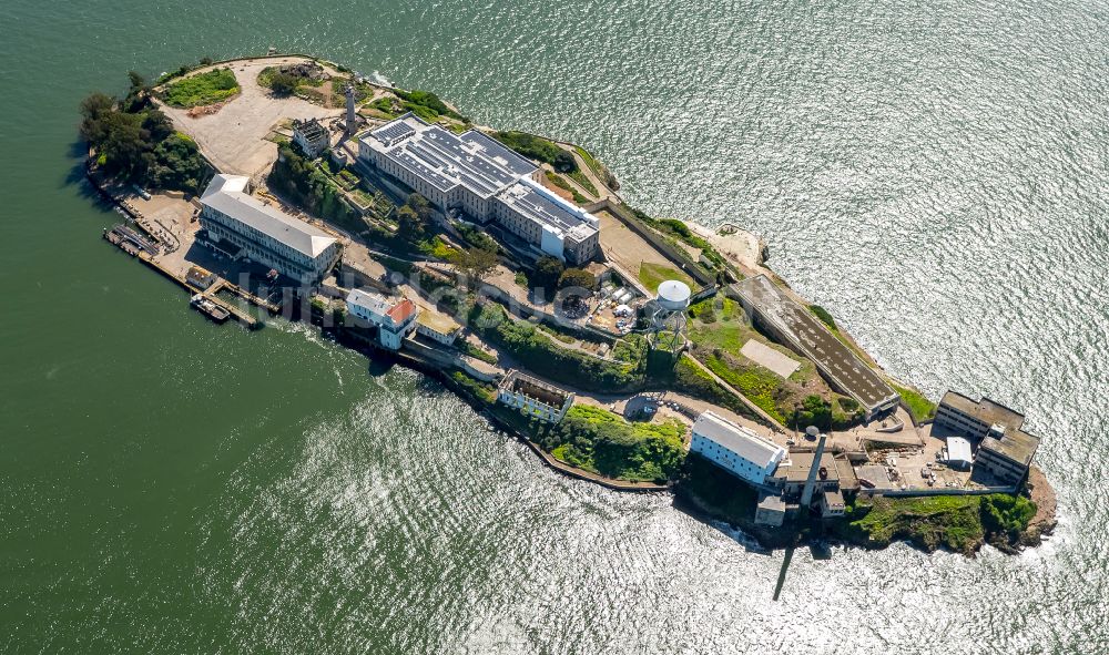 San Francisco von oben - Ehemalige Justizvollzugsanstalt JVA Alcatraz Island in San Francisco in Kalifornien, USA