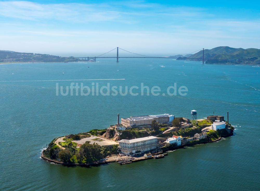 San Francisco von oben - Ehemalige Justizvollzugsanstalt JVA Alcatraz Island in San Francisco in Kalifornien, USA