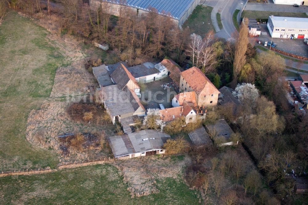 Luftbild Kandel - Ehemalige Mühle Barthelsmühle am Gehöft eines Bauernhofes am Rand von bestellten Feldern in Kandel im Bundesland Rheinland-Pfalz