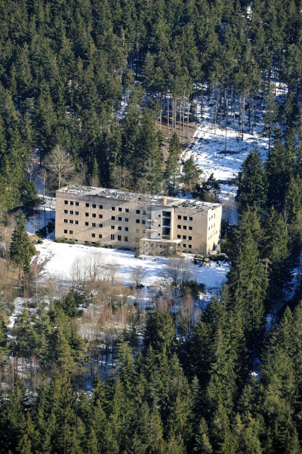 Luftaufnahme Stara Voda / Altwasser - Ehemalige Unterkunft der Grenztruppen auf dem Tillenberg in der Region Karlovarsky Kraj in Tschechien