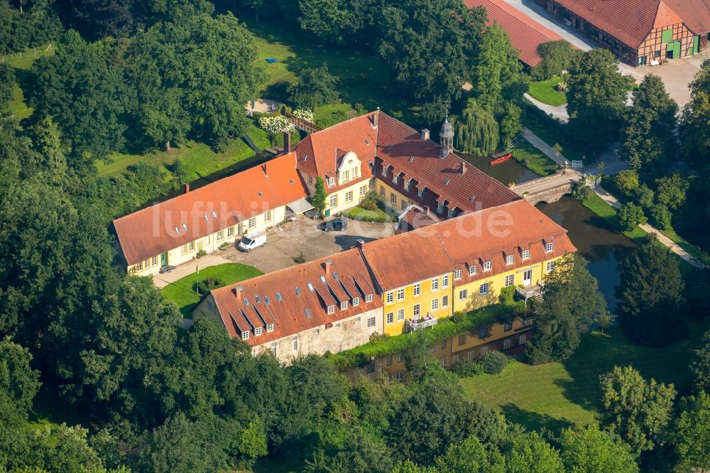 Kirchlengern aus der Vogelperspektive: Ehemalige Wasserburg Gut Oberbehme in Kirchlengern im Bundesland Nordrhein-Westfalen