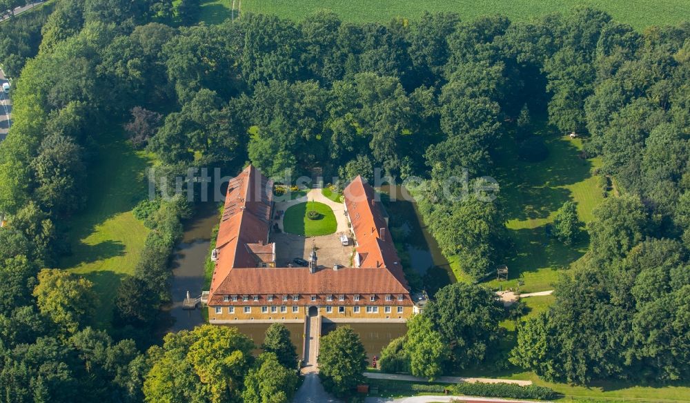 Kirchlengern aus der Vogelperspektive: Ehemalige Wasserburg Gut Oberbehme in Kirchlengern im Bundesland Nordrhein-Westfalen