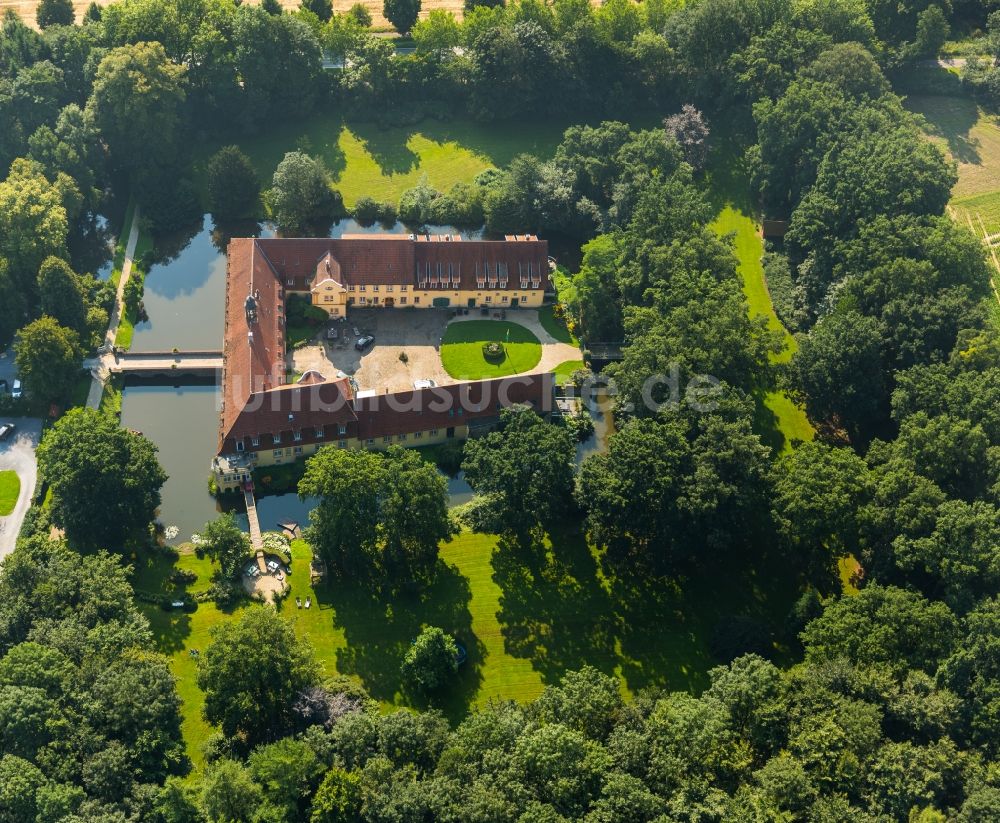 Kirchlengern von oben - Ehemalige Wasserburg Gut Oberbehme in Kirchlengern im Bundesland Nordrhein-Westfalen