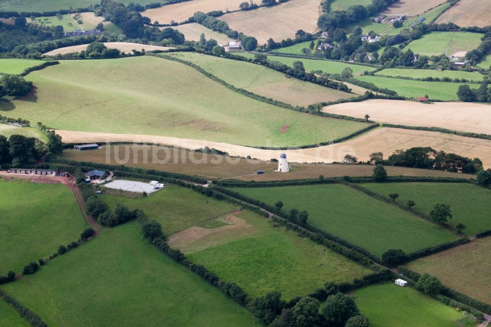 North Whilborough von oben - Ehemalige Windmühle am Rand von bestellten Feldern in North Whilborough in England, Vereinigtes Königreich