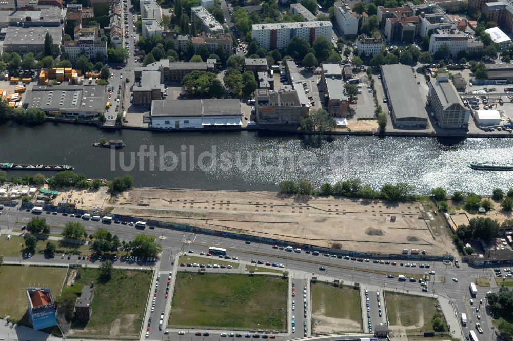 Berlin aus der Vogelperspektive: ehemaligen Mauerstreifen gegenüber des Postbahnhof in Berlin-Friedrichshain