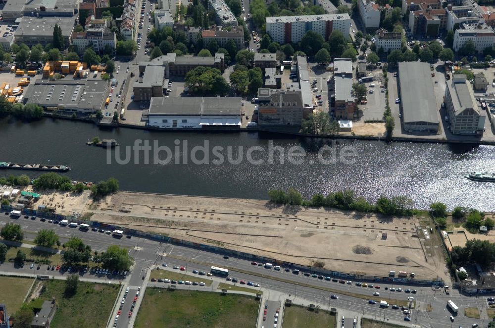 Luftbild Berlin - ehemaligen Mauerstreifen gegenüber des Postbahnhof in Berlin-Friedrichshain