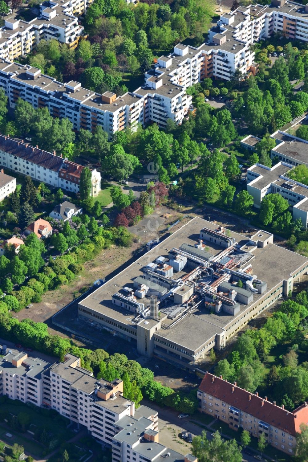 Berlin von oben - Ehemaligen Schul- Gebäude Bröndby-Oberschule in der Dessauerstraße im Ortsteil Lankwitz in Berlin, Deutschland