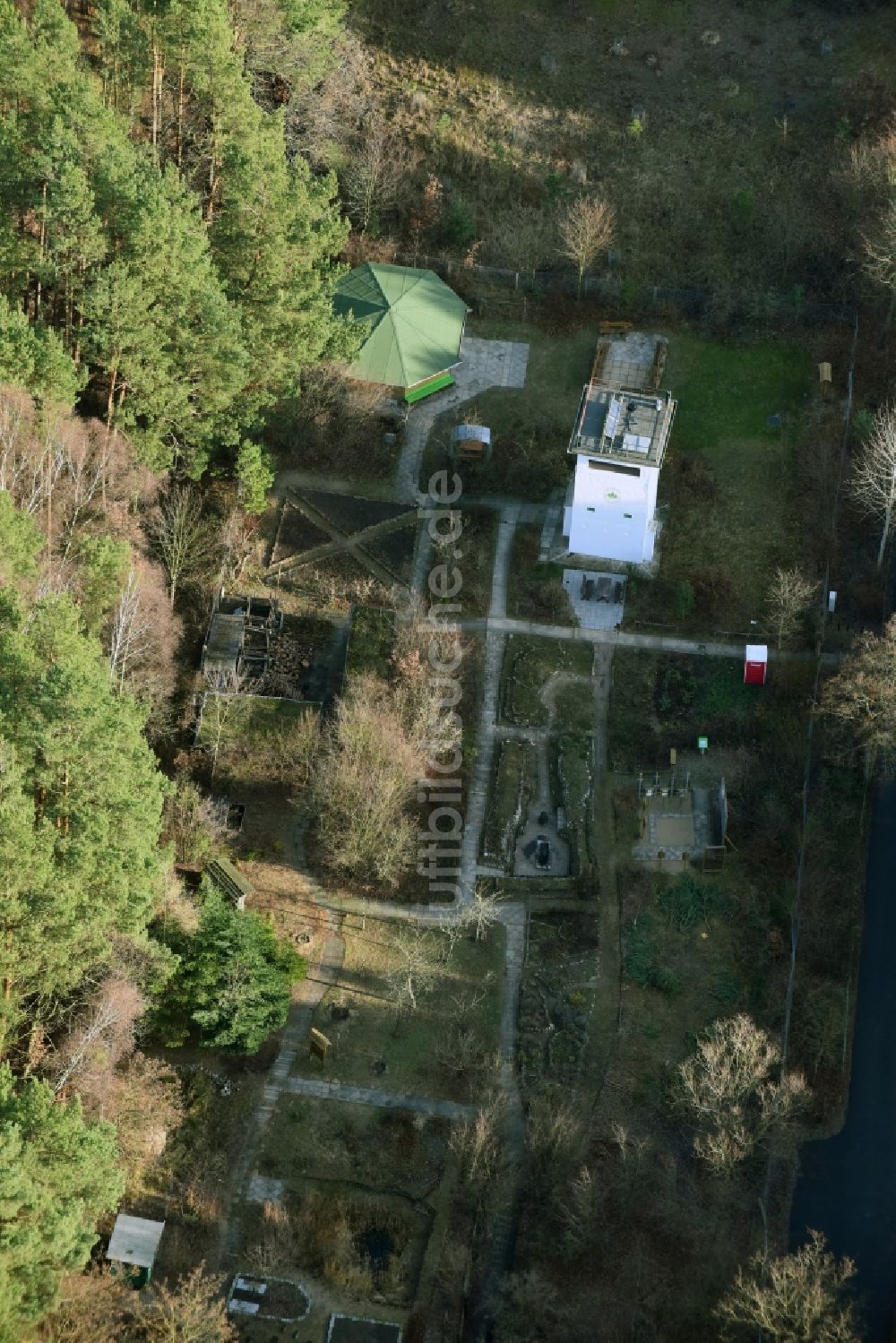 Hohen Neuendorf aus der Vogelperspektive: Ehemaliger DDR-Grenzturm im Mauerstreifen als Camp der Deutschen Waldjugend an der Glienicker Straße in Hohen Neuendorf im Bundesland Brandenburg