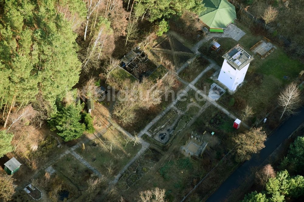 Luftaufnahme Hohen Neuendorf - Ehemaliger DDR-Grenzturm im Mauerstreifen als Camp der Deutschen Waldjugend an der Glienicker Straße in Hohen Neuendorf im Bundesland Brandenburg