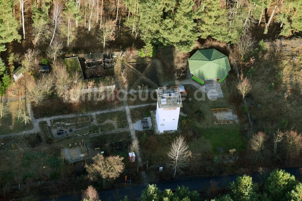 Hohen Neuendorf von oben - Ehemaliger DDR-Grenzturm im Mauerstreifen als Camp der Deutschen Waldjugend an der Glienicker Straße in Hohen Neuendorf im Bundesland Brandenburg