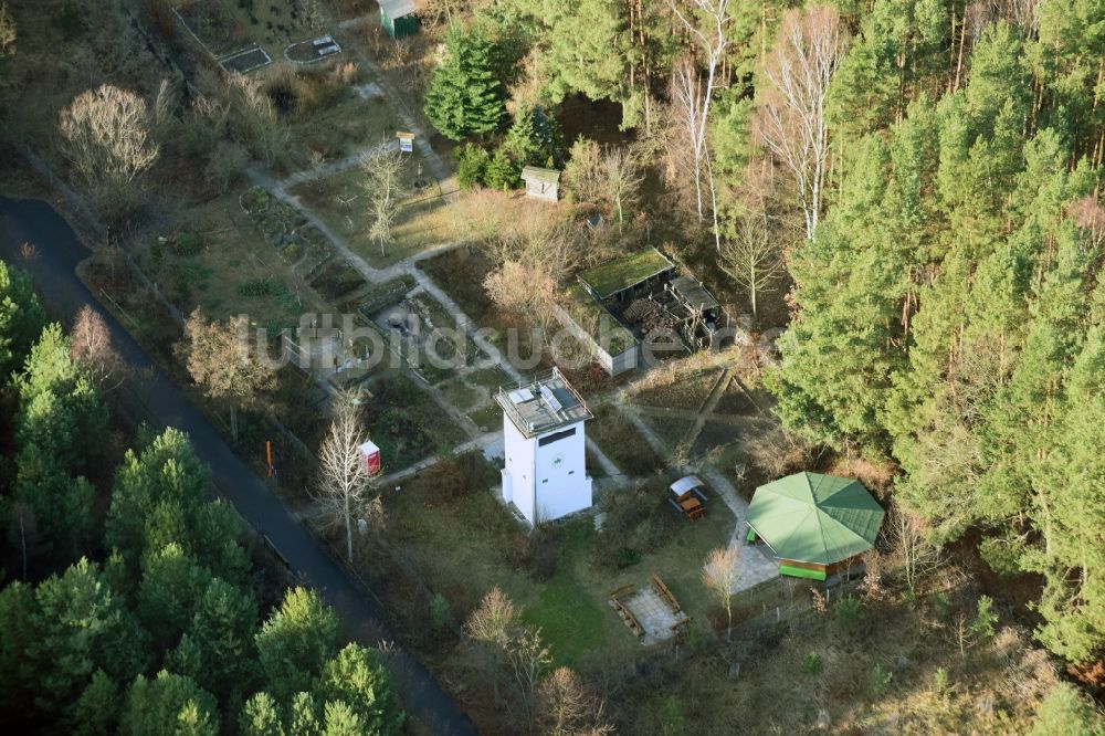 Hohen Neuendorf aus der Vogelperspektive: Ehemaliger DDR-Grenzturm im Mauerstreifen als Camp der Deutschen Waldjugend an der Glienicker Straße in Hohen Neuendorf im Bundesland Brandenburg