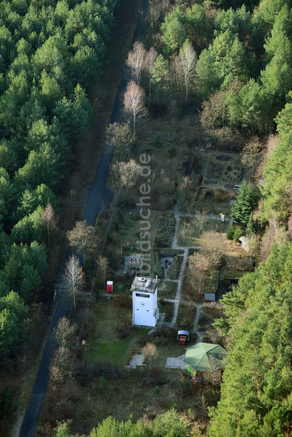 Luftbild Hohen Neuendorf - Ehemaliger DDR-Grenzturm im Mauerstreifen als Camp der Deutschen Waldjugend an der Glienicker Straße in Hohen Neuendorf im Bundesland Brandenburg