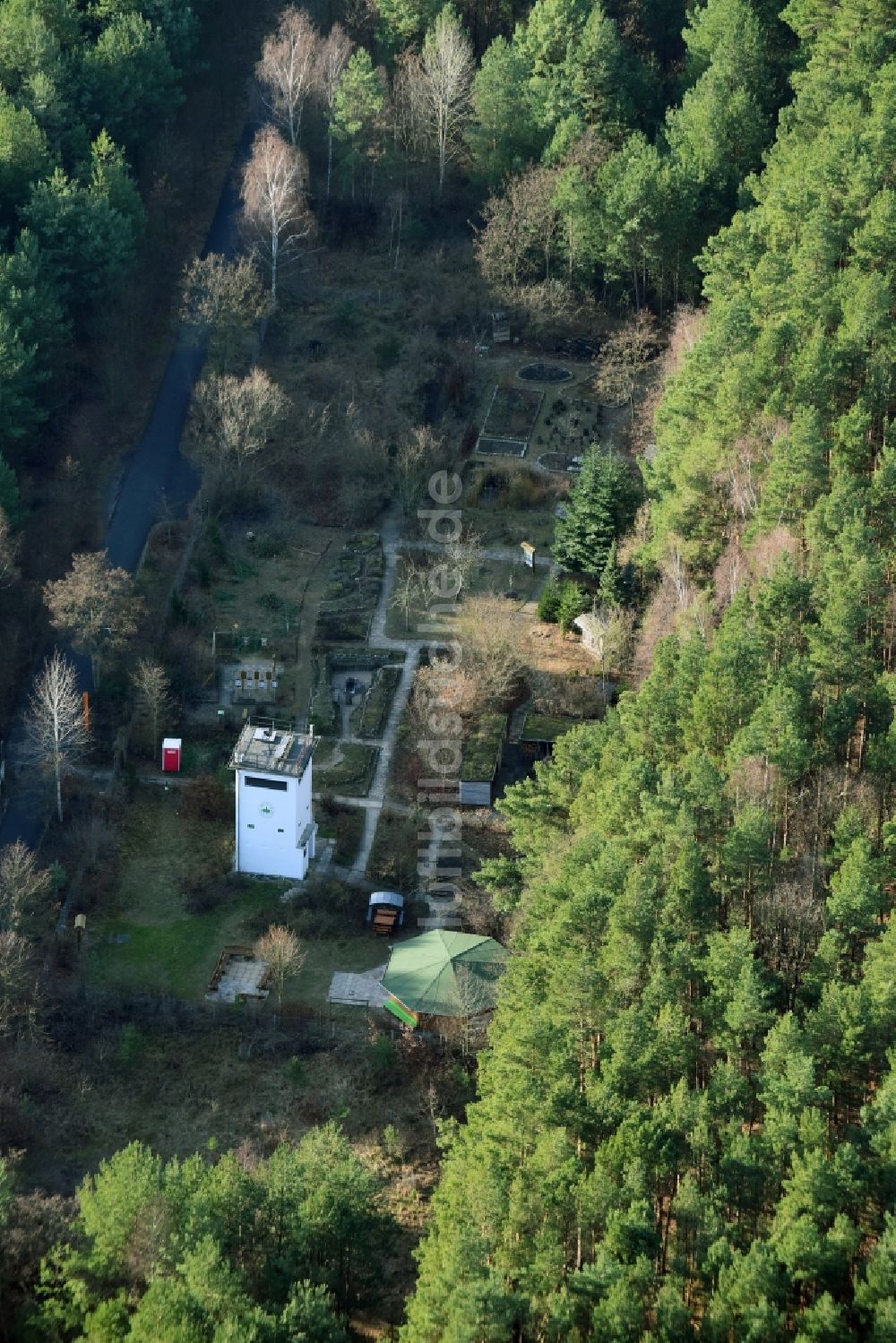 Luftaufnahme Hohen Neuendorf - Ehemaliger DDR-Grenzturm im Mauerstreifen als Camp der Deutschen Waldjugend an der Glienicker Straße in Hohen Neuendorf im Bundesland Brandenburg