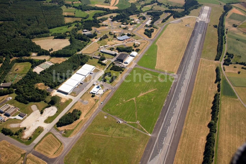 Luftaufnahme Bad Sobernheim - Ehemaliger Flugplatz Bad Sobernheim im Ortsteil Industrie- und Gewerbegebiet Pferdsfeld in Bad Sobernheim im Bundesland Rheinland-Pfalz