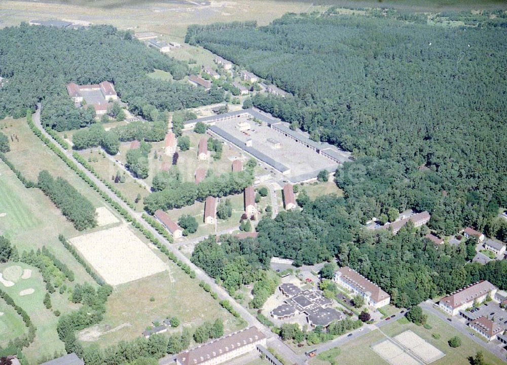 Berlin - Gatow aus der Vogelperspektive: Ehemaliger Flugplatz Berlin - Gatow / Unterkunft- und Wirtschaftsteil.